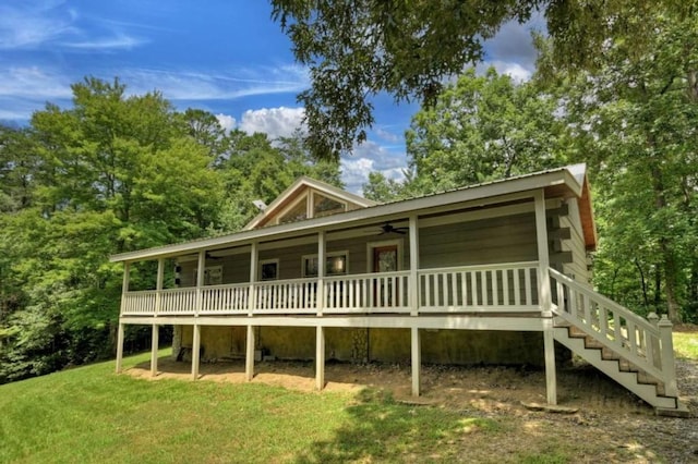 view of front facade featuring a front yard