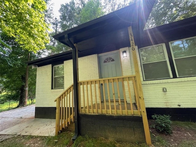 doorway to property featuring covered porch