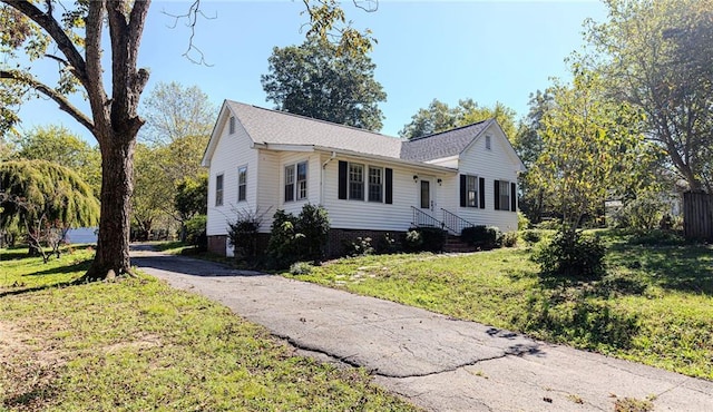 view of front facade with a front yard