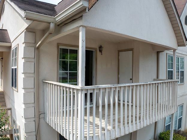 904 Bridge Ln SE, Smyrna, GA 30082 - view of side of property with stucco siding