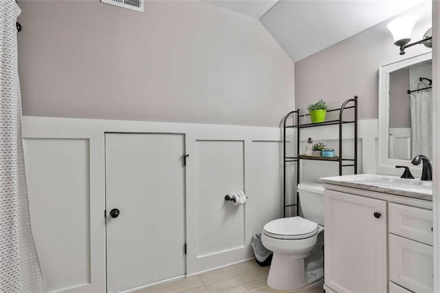full bathroom with vaulted ceiling, visible vents, toilet, vanity, and a shower with curtain