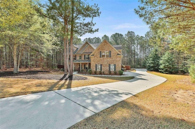 view of front of property featuring a front lawn and concrete driveway