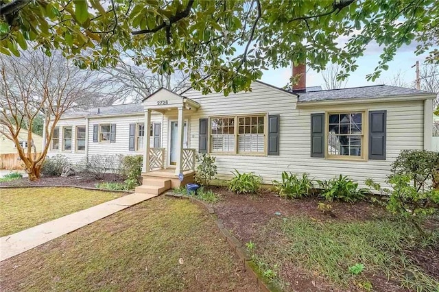 view of front of property with a front yard