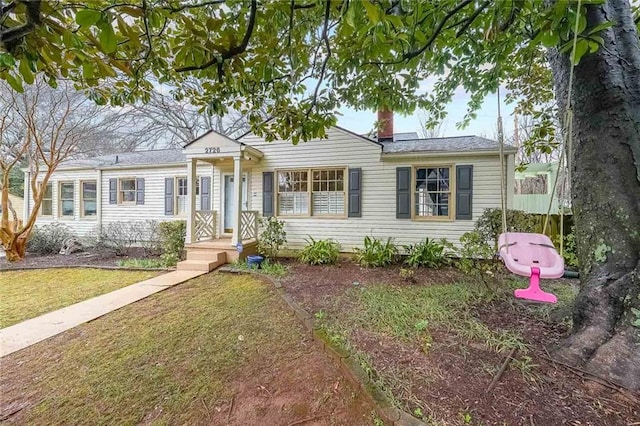 view of front facade with a front yard