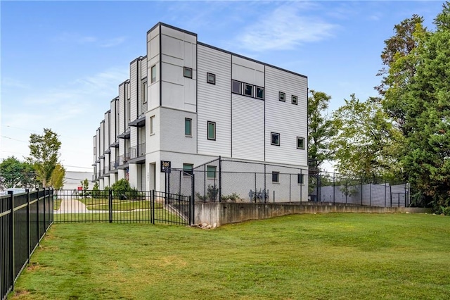 exterior space featuring a lawn