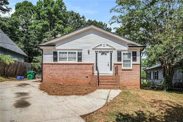 view of front of house with a front lawn