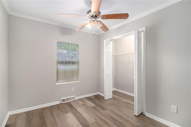 unfurnished bedroom featuring light wood-type flooring, a closet, ceiling fan, and ornamental molding