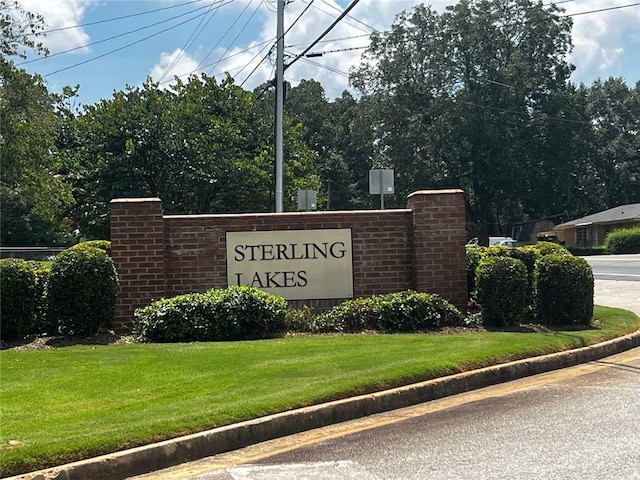 community sign with a lawn