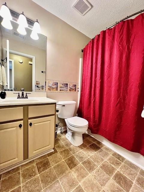 19 Magnolia Ct NE, Rydal, GA 30171 - full bath featuring toilet, a textured ceiling, vanity, and a shower with curtain