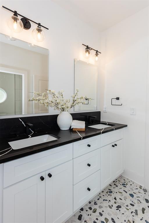 3395 Lee St, East Point, GA 30344 - full bath featuring double vanity and a sink
