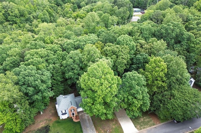 birds eye view of property featuring a forest view