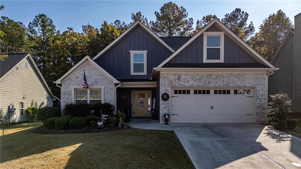 craftsman-style home featuring a front lawn