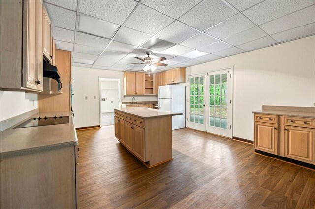 kitchen featuring freestanding refrigerator, ceiling fan, black electric stovetop, a sink, and dark wood-style flooring