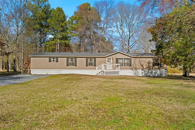 manufactured / mobile home with a front yard