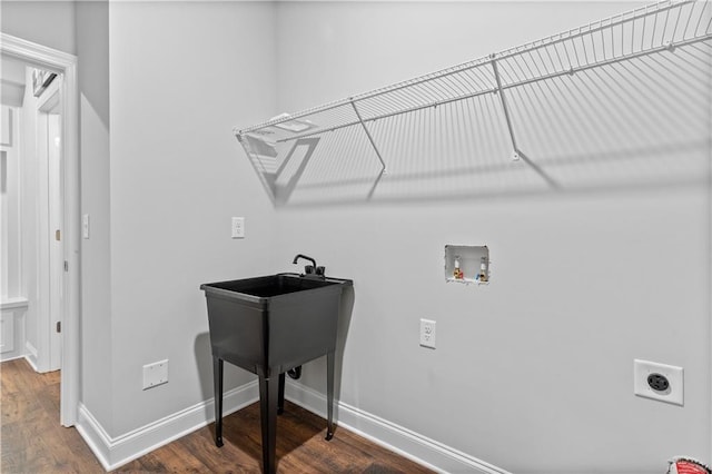 840 Champagne Ln, Hoschton, GA 30548 - washroom with hookup for a washing machine, electric dryer hookup, wood finished floors, and baseboards