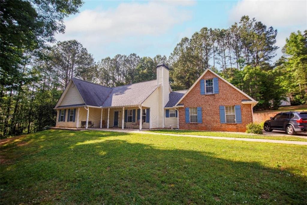 view of front facade featuring a front yard