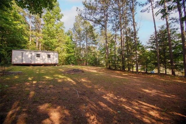 view of yard featuring a shed