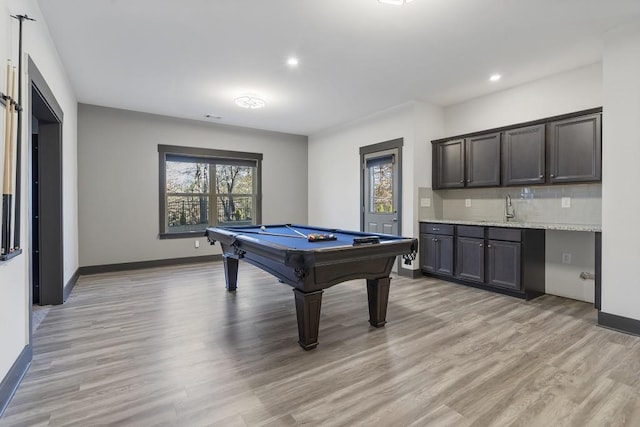 playroom with sink, light hardwood / wood-style flooring, and pool table