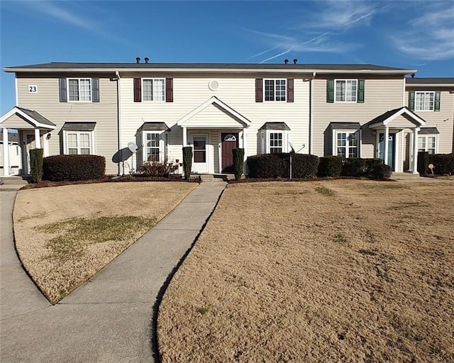 view of front of home featuring a front yard