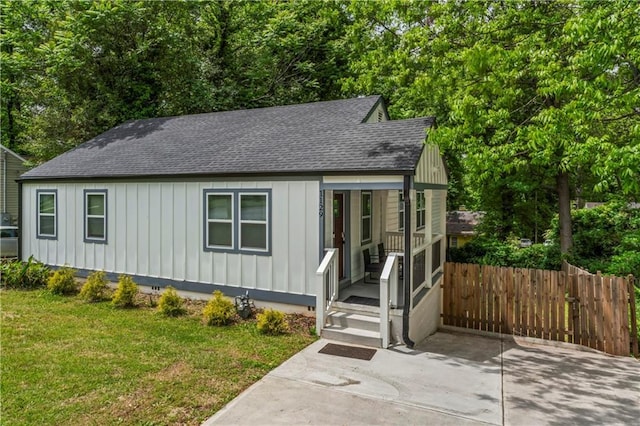 view of front of property featuring a patio and a front lawn