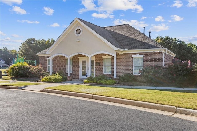 view of front of property with a front yard