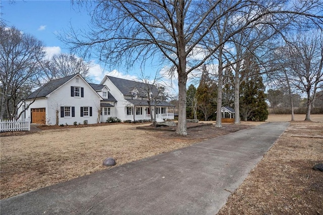 view of front of property featuring a front yard