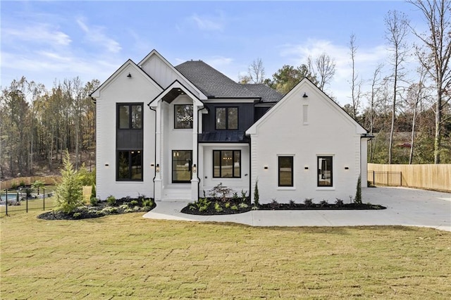 view of front of property featuring a front lawn