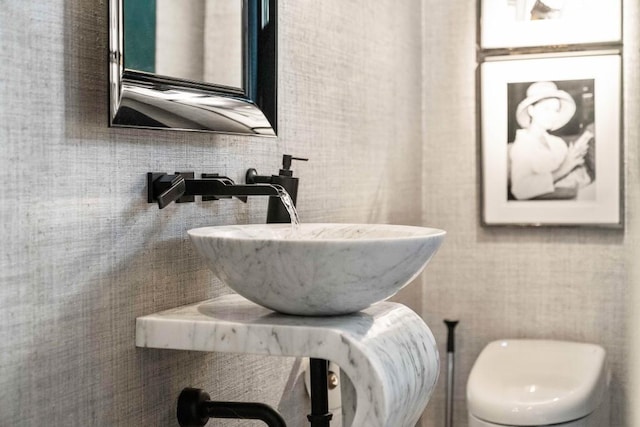 bathroom featuring a sink and toilet