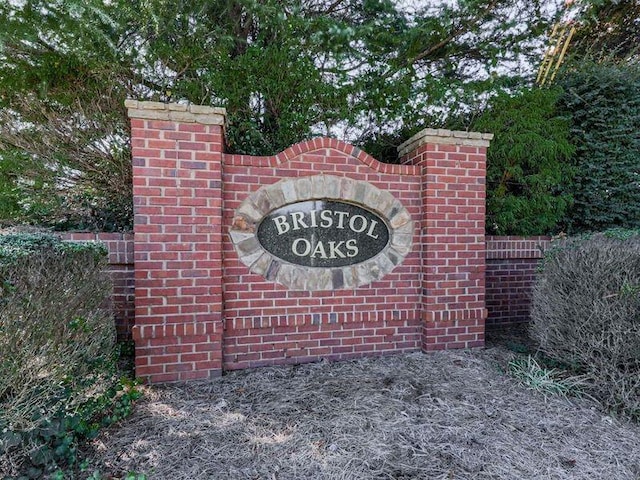 view of community / neighborhood sign