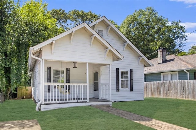 bungalow featuring a front lawn