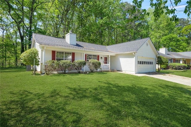 view of front of property featuring an attached garage, driveway, and a front yard