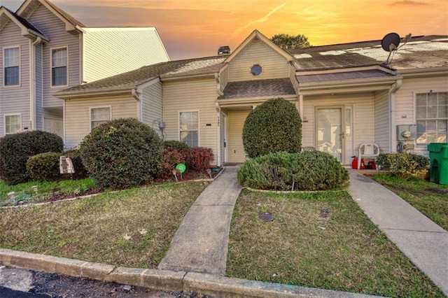 view of front facade featuring a lawn