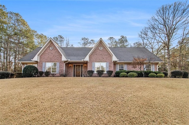 view of front of property featuring a front yard