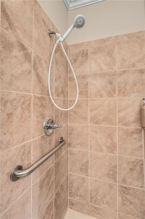 bathroom featuring tiled shower