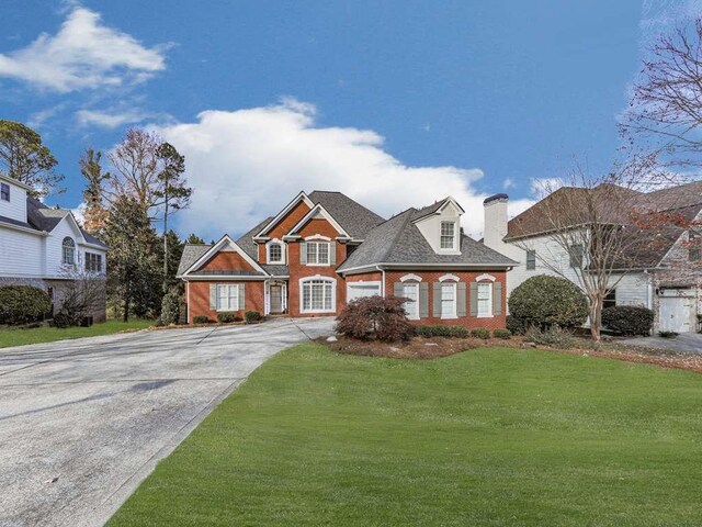 view of front of property featuring a front yard