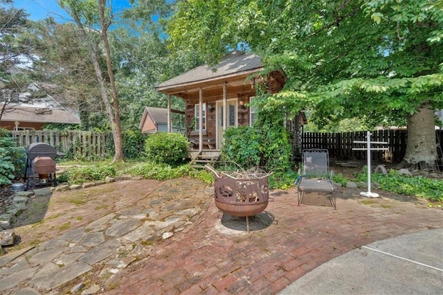 11 Crossbridge Ct SW, Cartersville, GA 30120 - fenced backyard featuring a patio area