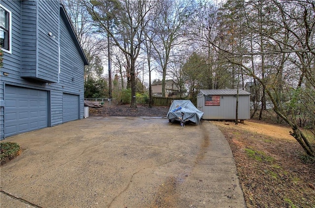 view of yard featuring a storage unit