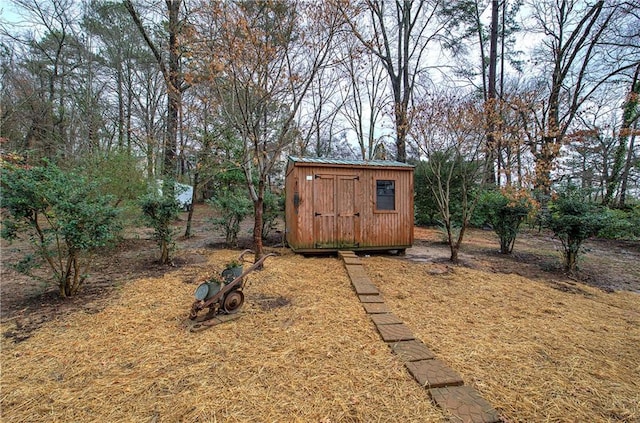 view of yard featuring a storage unit