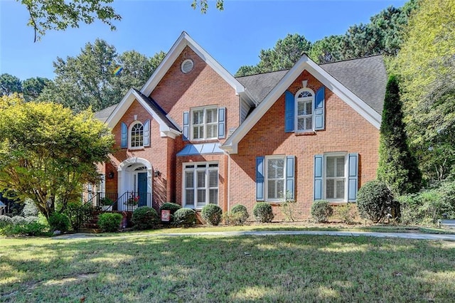 view of front of property featuring a front lawn