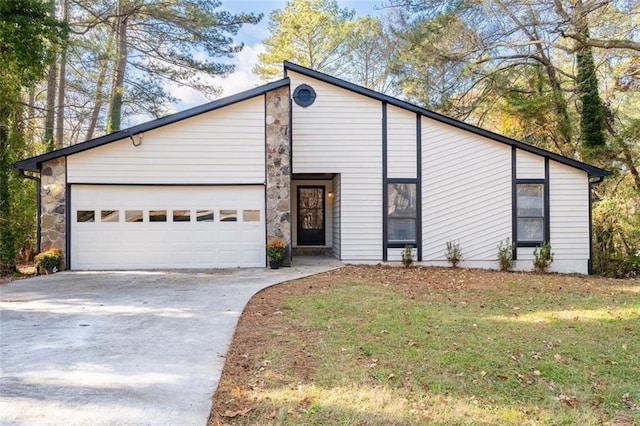 view of front facade featuring a garage and a front yard