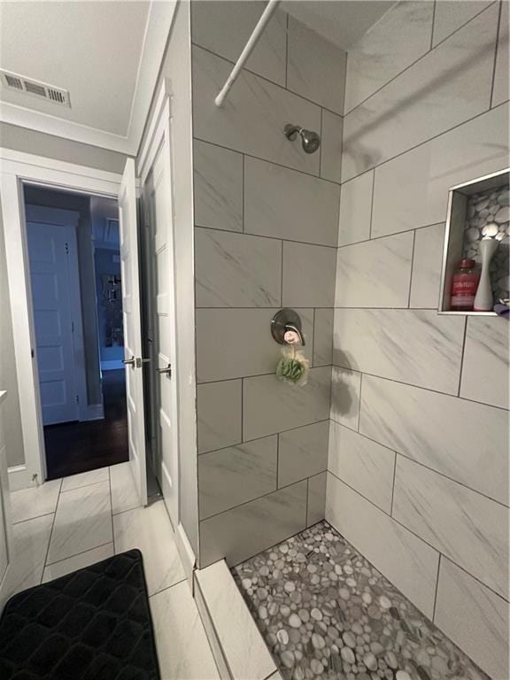 bathroom featuring a tile shower