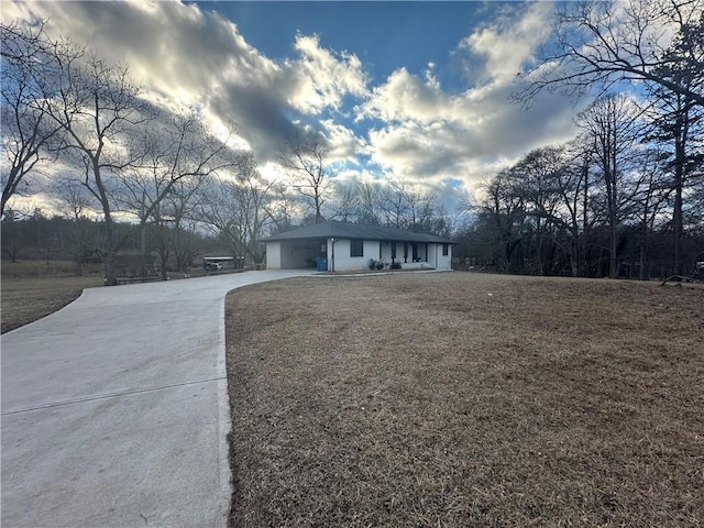 single story home with a front yard