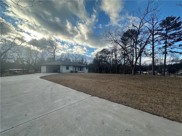 view of front of home featuring a front yard