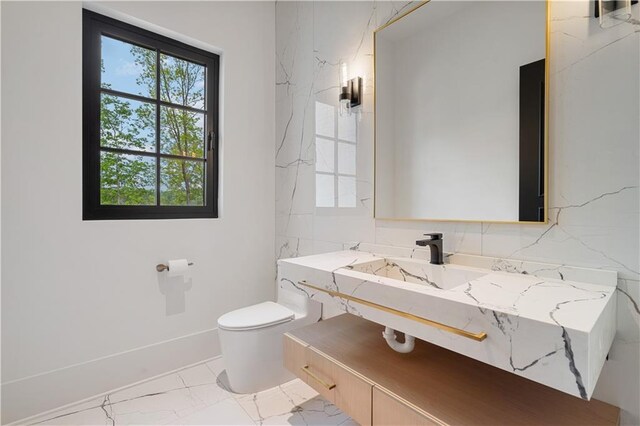 spacious closet featuring a notable chandelier and light wood-type flooring