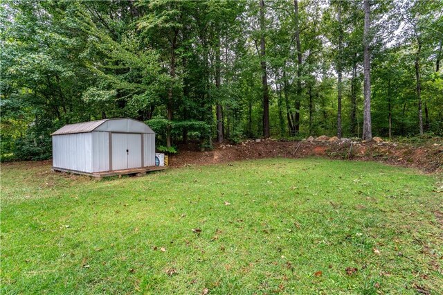 view of yard featuring a shed and an outbuilding