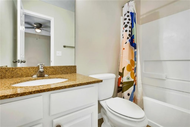 full bathroom featuring ceiling fan, shower / bath combo with shower curtain, vanity, and toilet