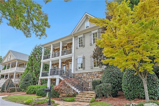 view of front facade featuring a porch and a balcony