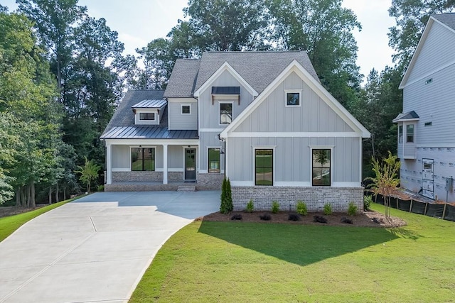 view of front of house with covered porch and a front yard