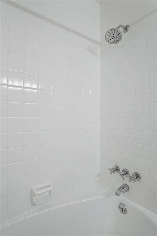 full bath with shower / tub combination