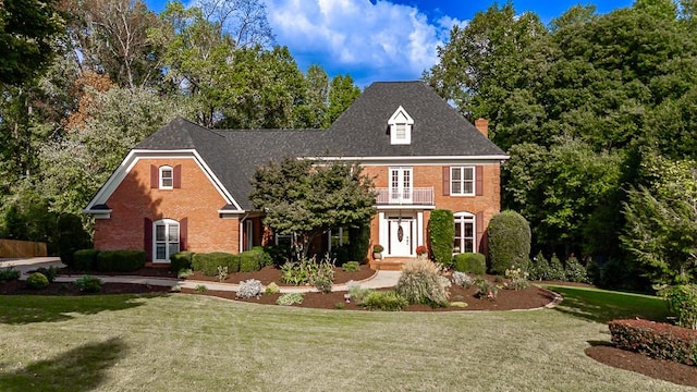 view of front facade with a front lawn